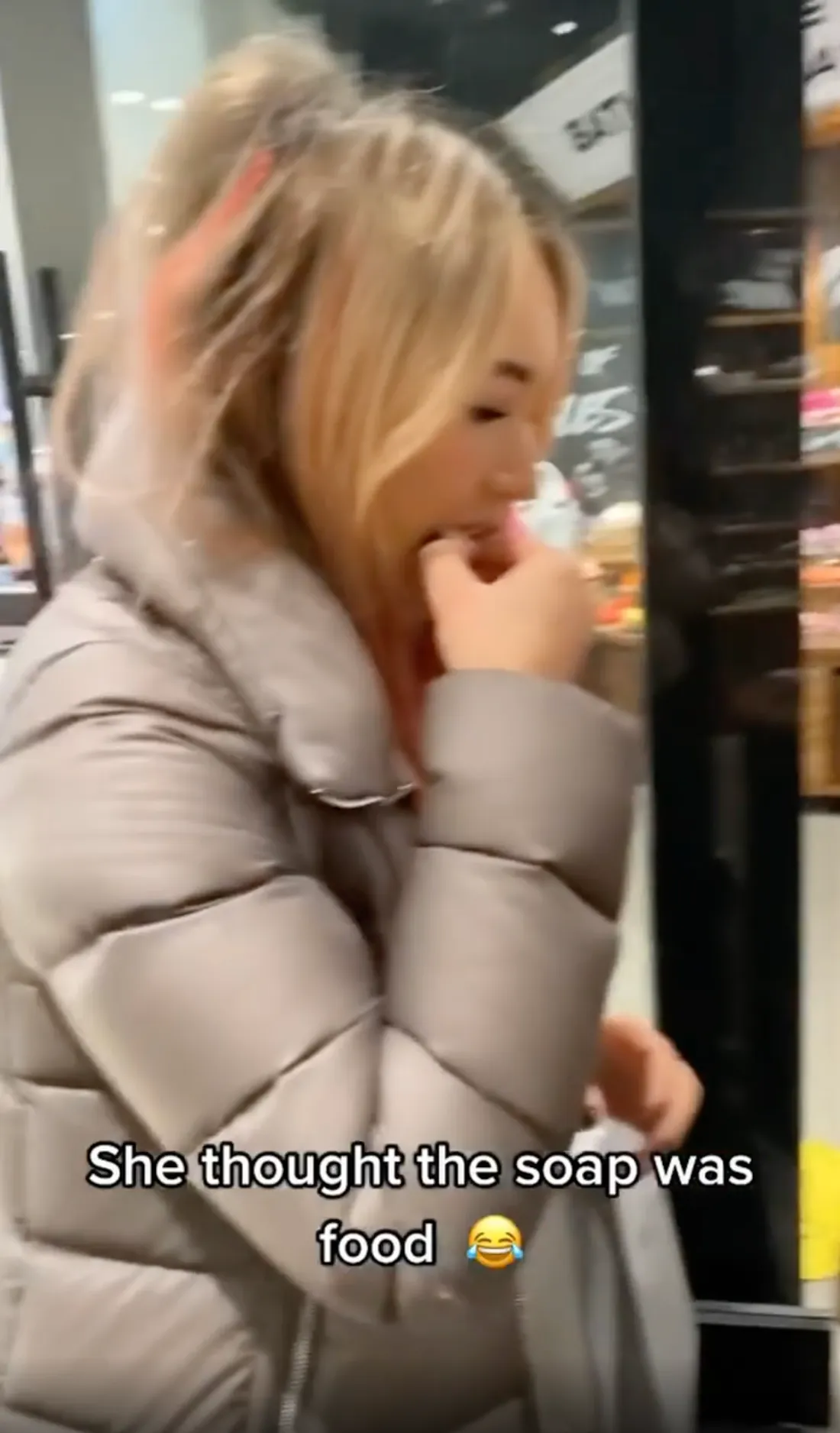 Jackie Gansky croque dans un savon persuadée que c'est un fromage